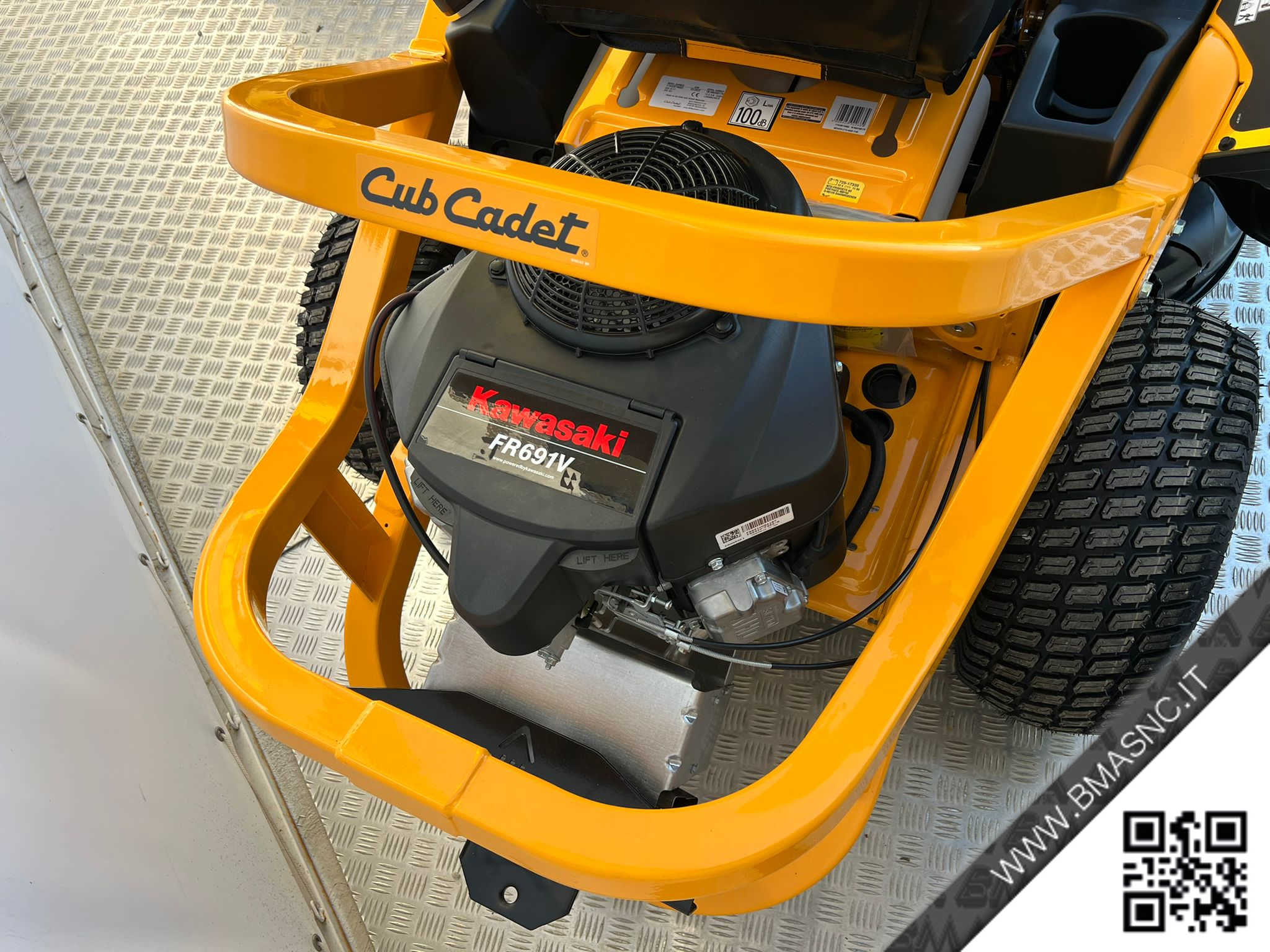 CUB_CADET_XZ6_117_TRATTORINO_RAGGIO_ZERO_VOLANTE_10.jpg