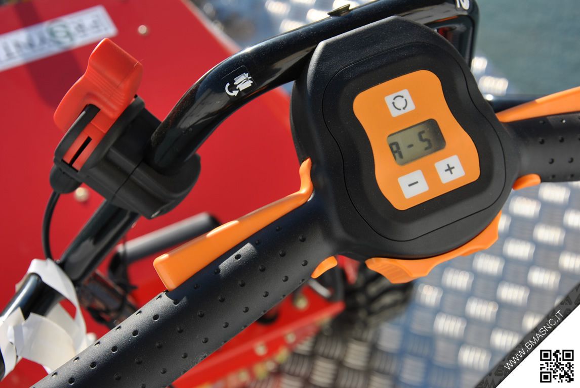 PROSYNT 1100 A BATTERIA - Spazzolatrice elettrica a batteria per la  manutenzione erba sintetica 