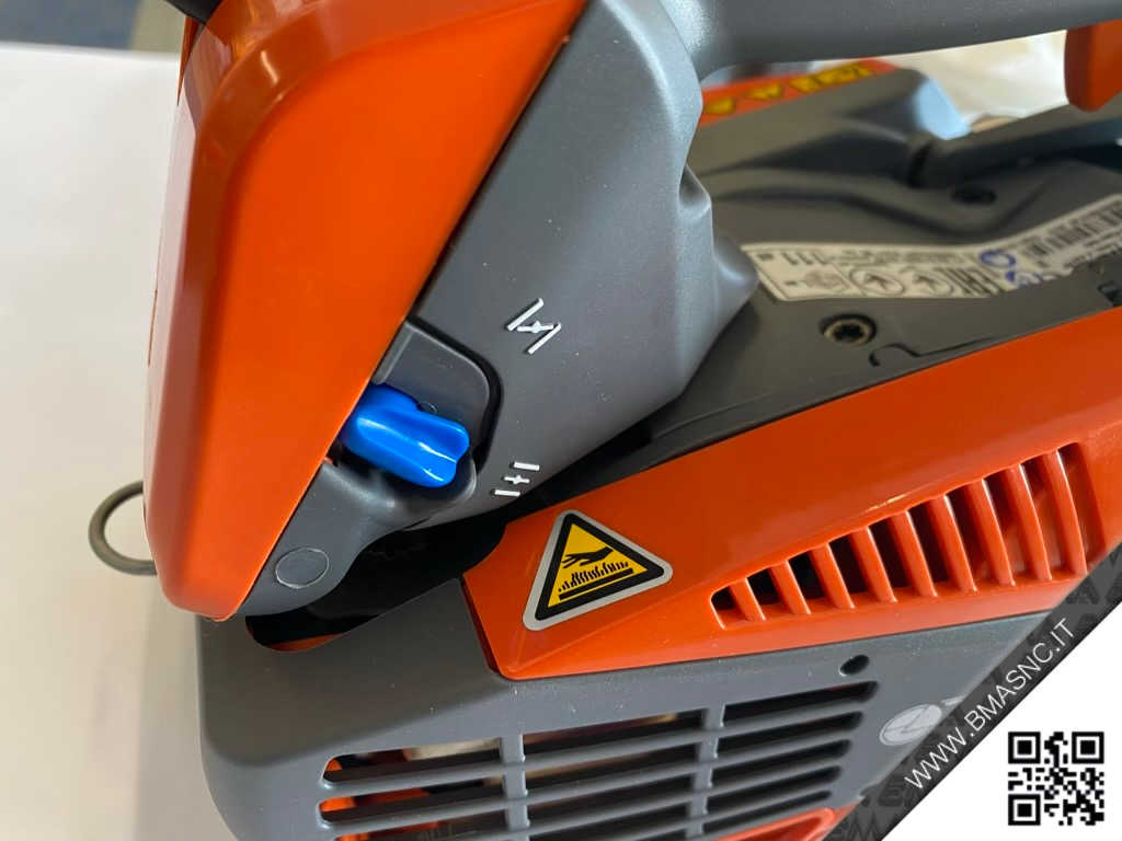 Motosega da potatura a scoppio OleoMac GST 250 CARVING per uso  professionale con motore da 1,3HP e barra da 25cm